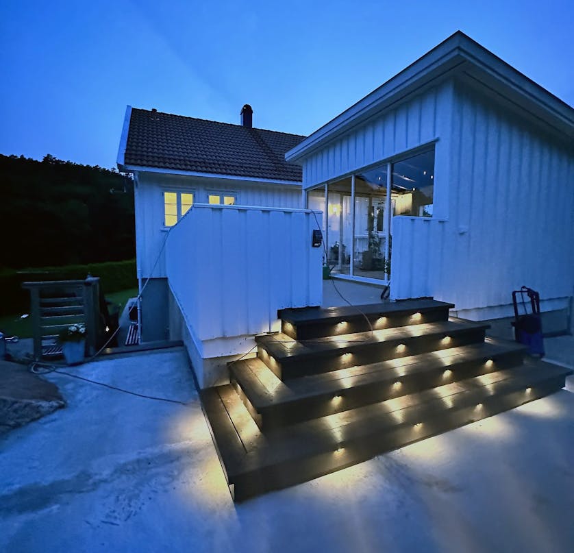 Masser af lys i udestuen med store skydedøre Masser af lys i udestuen med store skydedøre